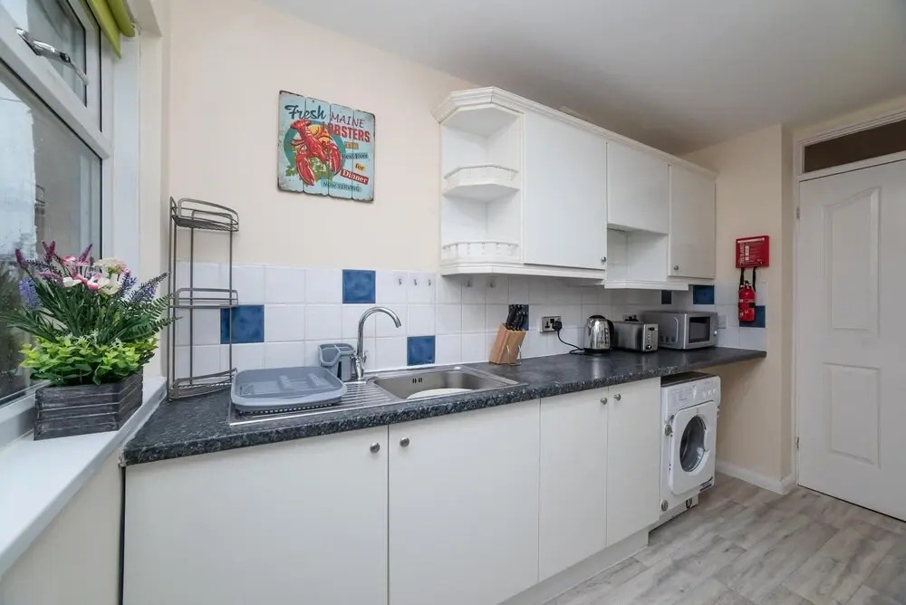 Modern 4 Bedroom House - Free Parking Netflix by WHA for Contractors Relocation Business Travel