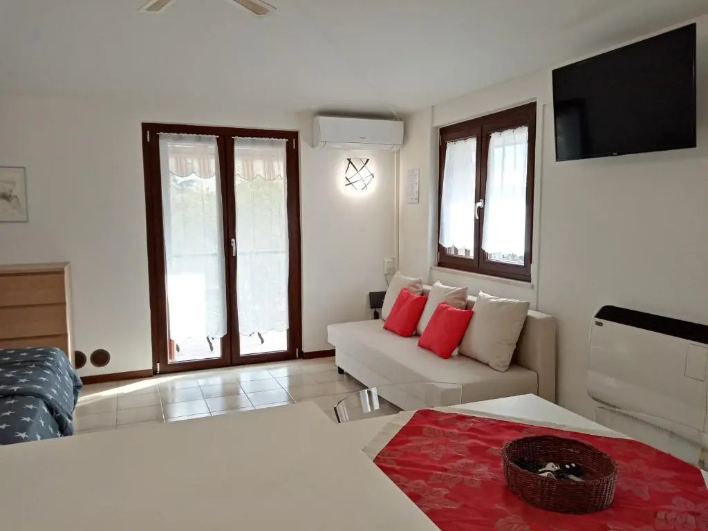 Casa Lugana 1 - Monolocale con piscina fronte lago