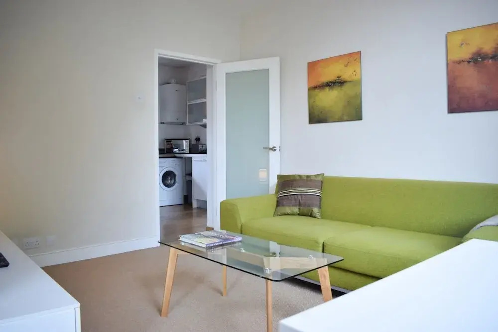 2 Bedroom Flat Near Tower Hill