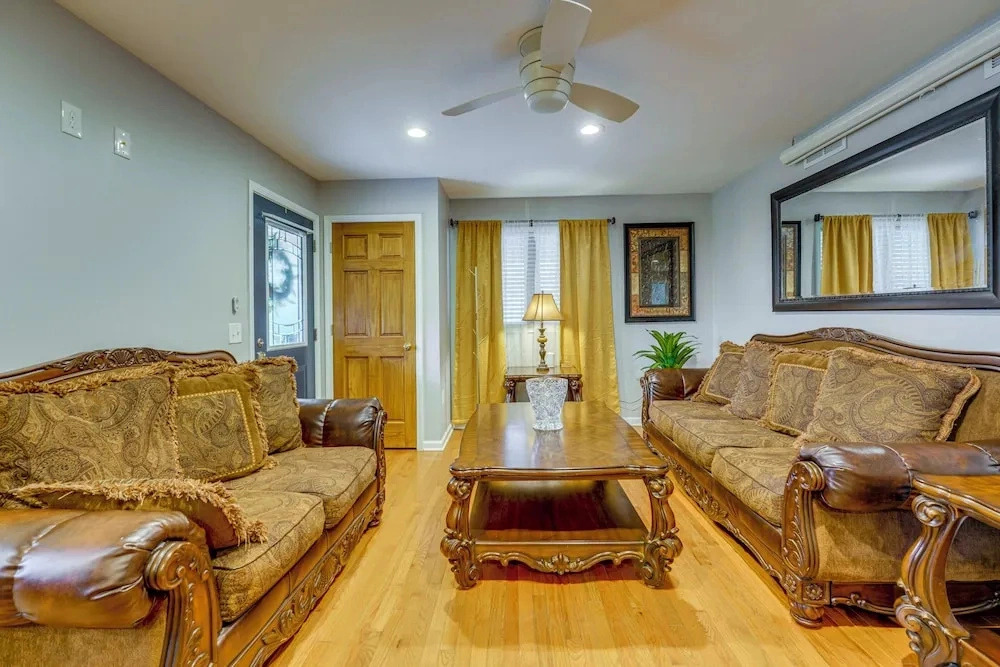 < 1 Mi to Oakland University: Cozy Retreat w/ Yard