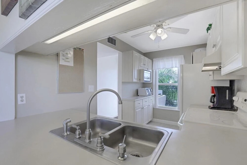 Bright Condo in Community With Pool/steps to Beach