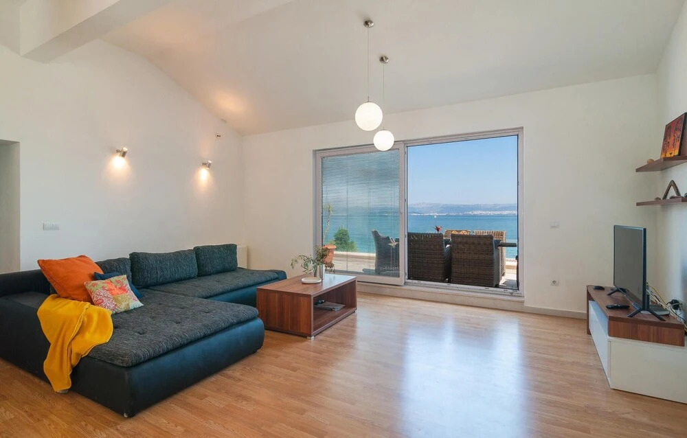 Beautiful Apartment in Sutivan With Wifi and 3 Bedrooms