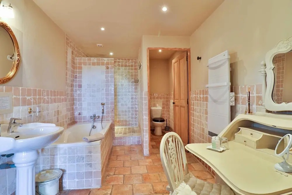 Les Carmes and spa