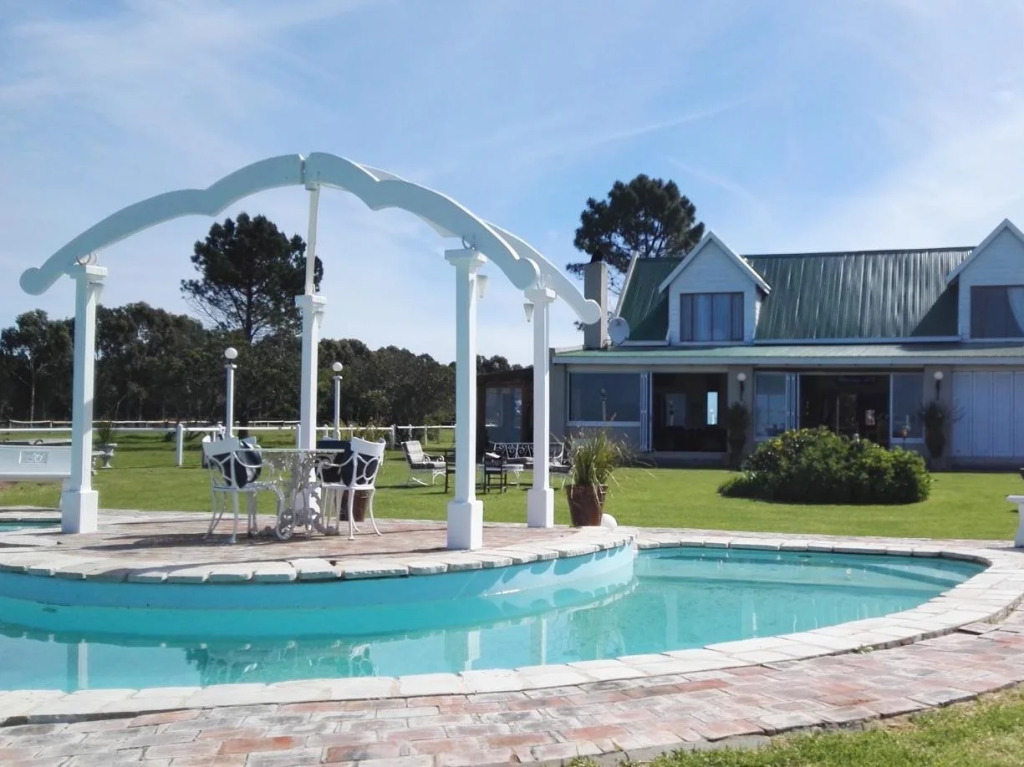 TNiqua Stable Inn