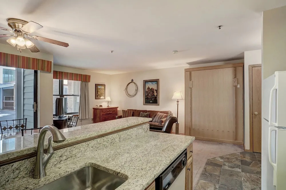 1br Cozy Winter Hideway- Walk To Apres, Shops, Fun- Sleeps 6 1 Bedroom Condo by RedAwning