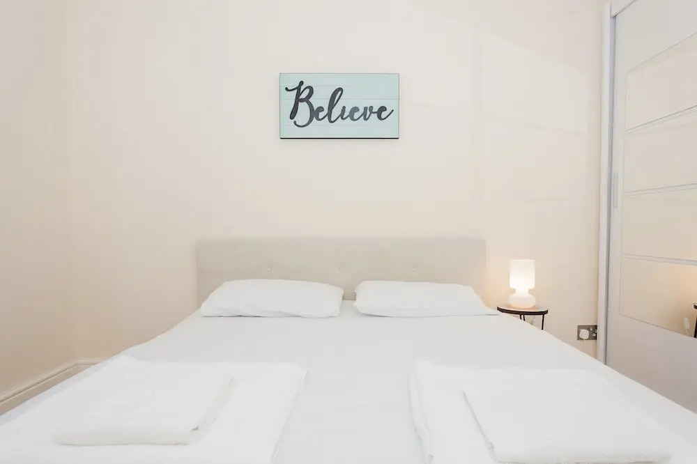 Modern 2 Bedroom Apartment On The Doorstep Of Queens Park