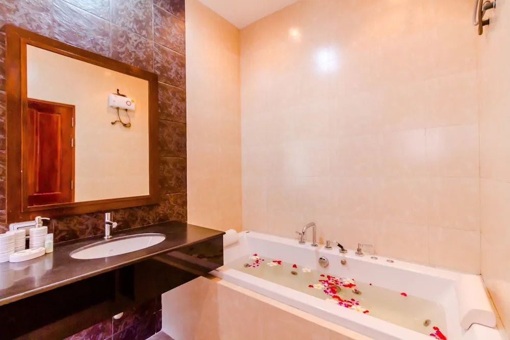 3 Bedrooms Pool Villa Walk to Patong