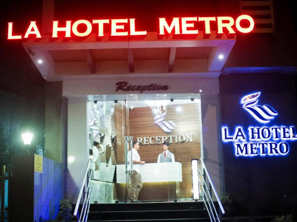 La Hotel Metro near BKC