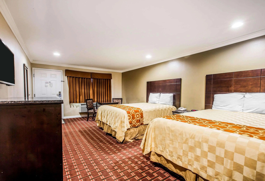 Rodeway Inn & Suites Bellflower