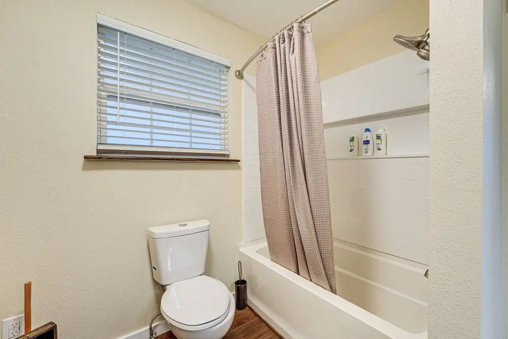 Lakeside Blue Eye Escape w/ Game Room & Hot Tub!