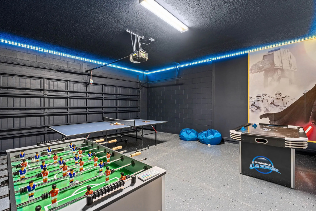 Upstay - 17 Guest Home w Pool  Hot Tub  BBQ  Games, Davenport
