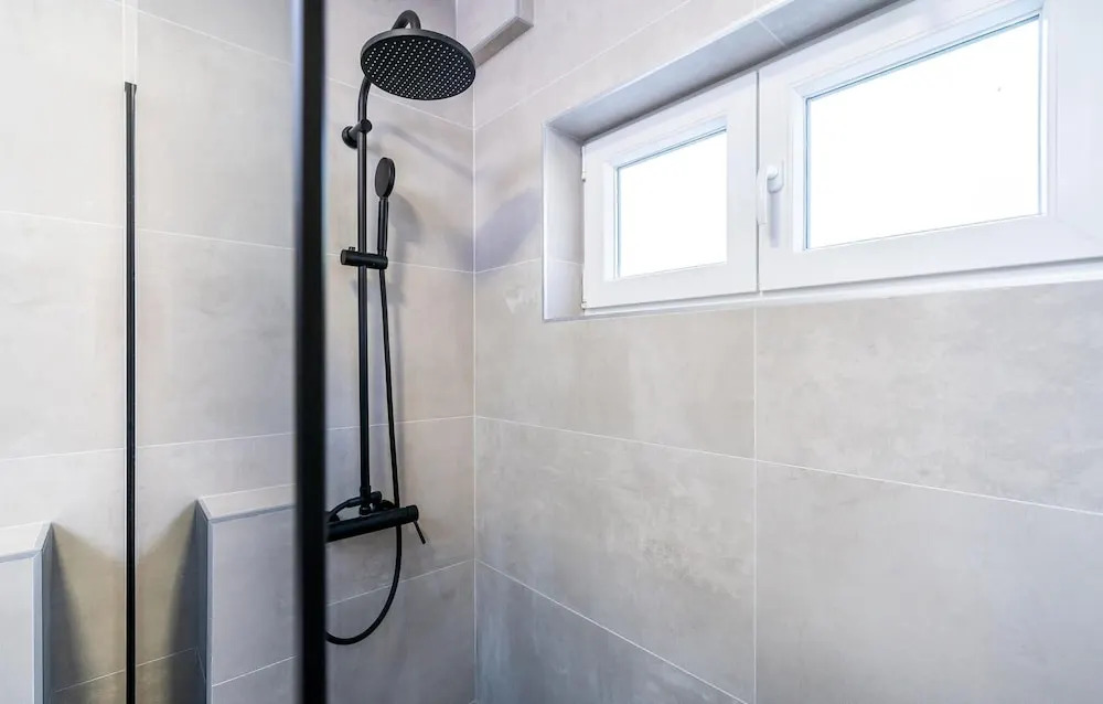 Beautiful Home in Molunat With Wifi and 8 Bedrooms