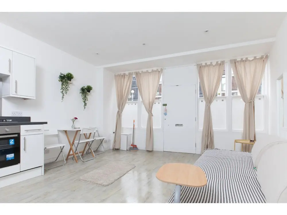 Bright 1BR Main Door, Festival, Apartment for 3