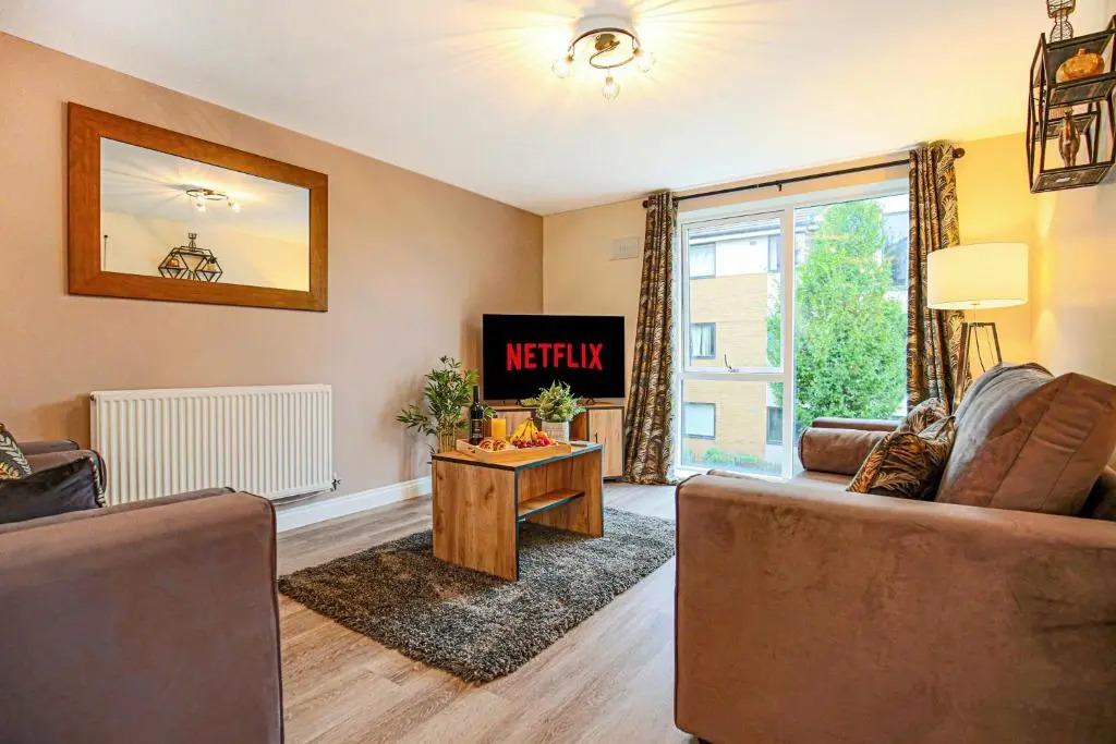Cosy Two Bedroom, Two Bathroom Apartment in Milton Keynes by HP Accommodation - Free Parking and Wifi