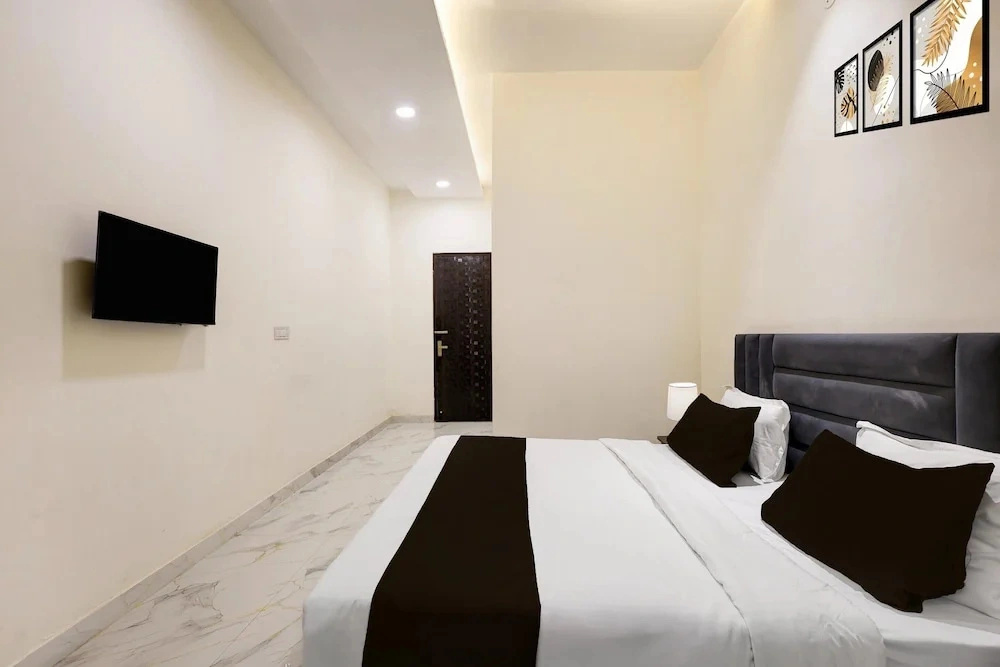 Deluxe Super Townhouse by OYO GT Road
