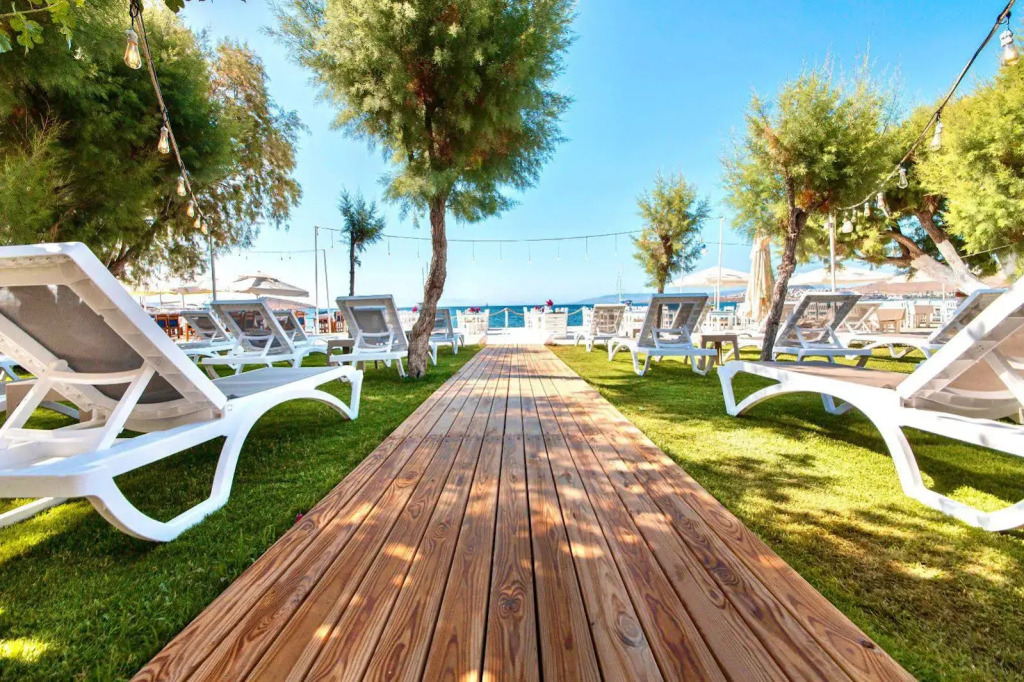 Ali's Hotel Beach