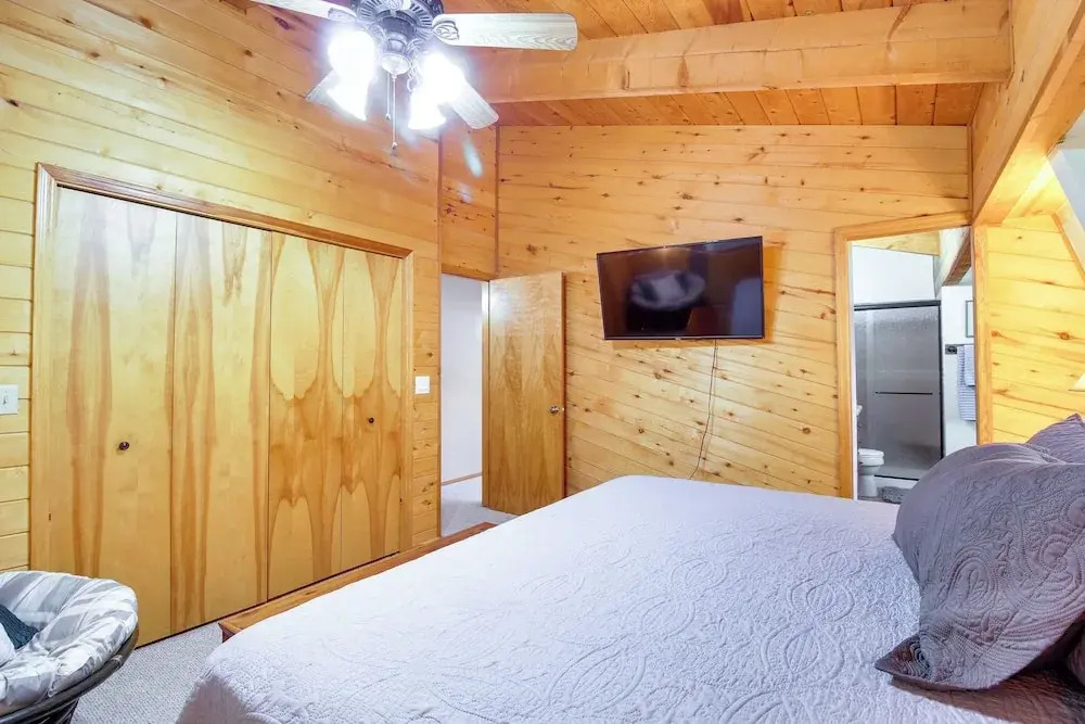 Hot Tub + Games! Lakeside ‘Sherwood Forest Cabin’