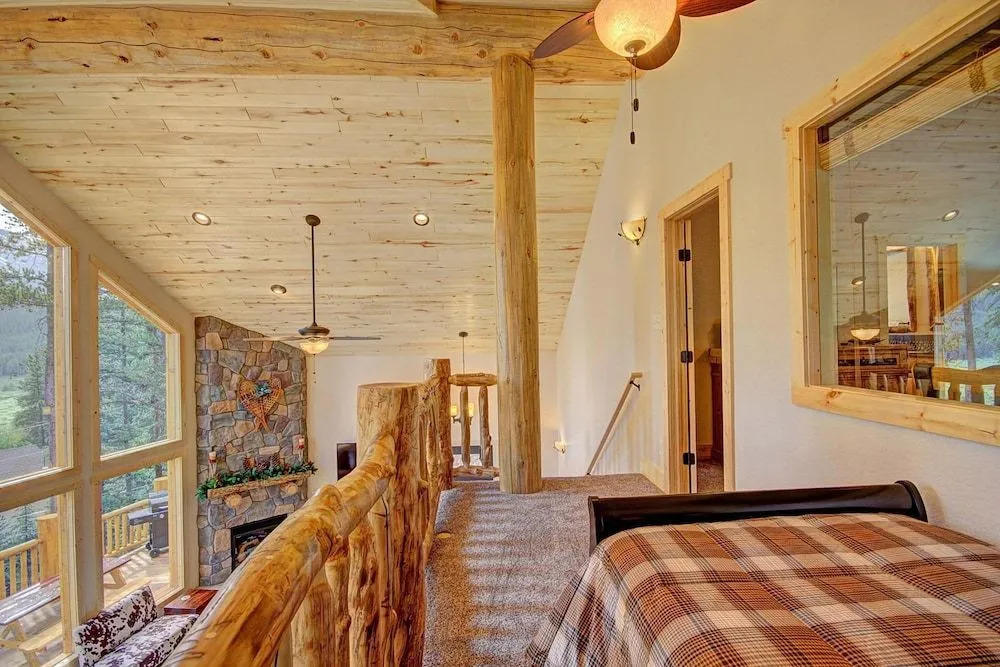 Grand Moose 3 Br home by RedAwning