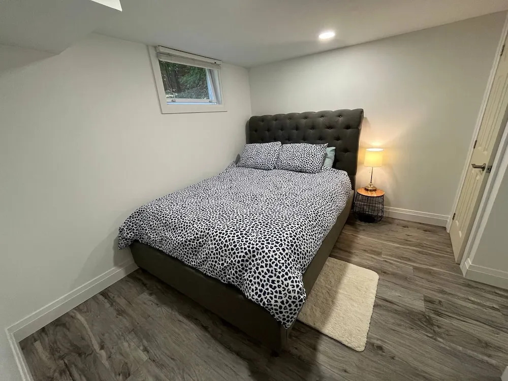 Adorable 1 Bedroom Suite With Kitchen &