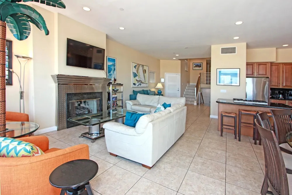 E Ocean Front A (68131) - 2 Br townhouse by RedAwning
