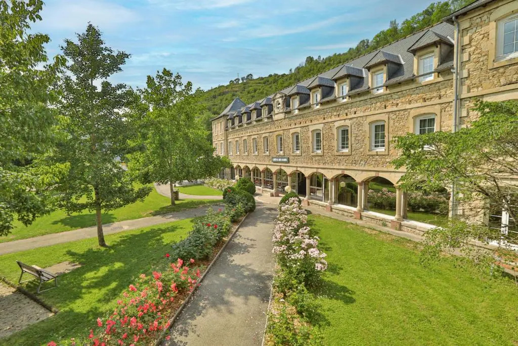 LOGIS HOTEL LHÔTEL DES BAINS - Salles-la-Source