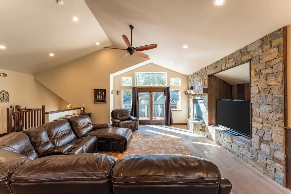 10mins to Lake Hot Tub, Game Room, Forest Views Meyers Meadow by Avantstay