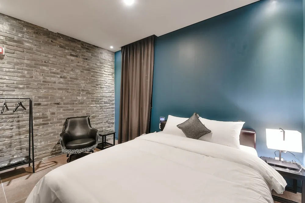Hwaseong Wall Hotel