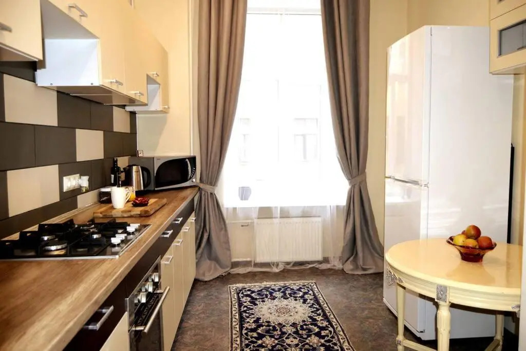 Unique Spacious Classic 3bedroom Midtown Apartment ! FREE parking ! BILLIARD room !