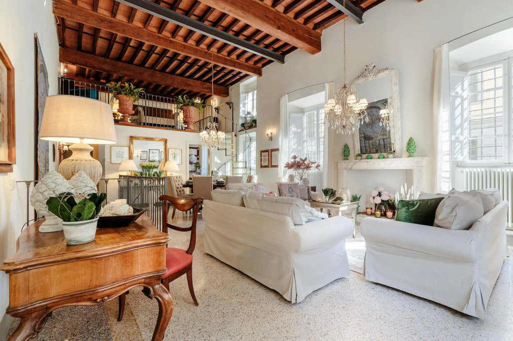 Casa Poggi in Lucca with 5 bedrooms and 3 bathrooms