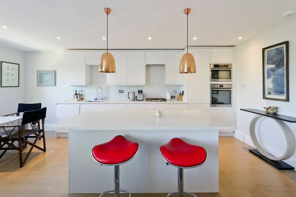 Bright 2-Bed Apartment in Fashionable Chelsea