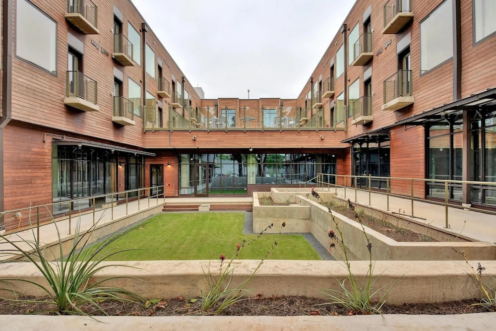 East-Side Urban Retreat Unit 263 - 2 Br Condo
