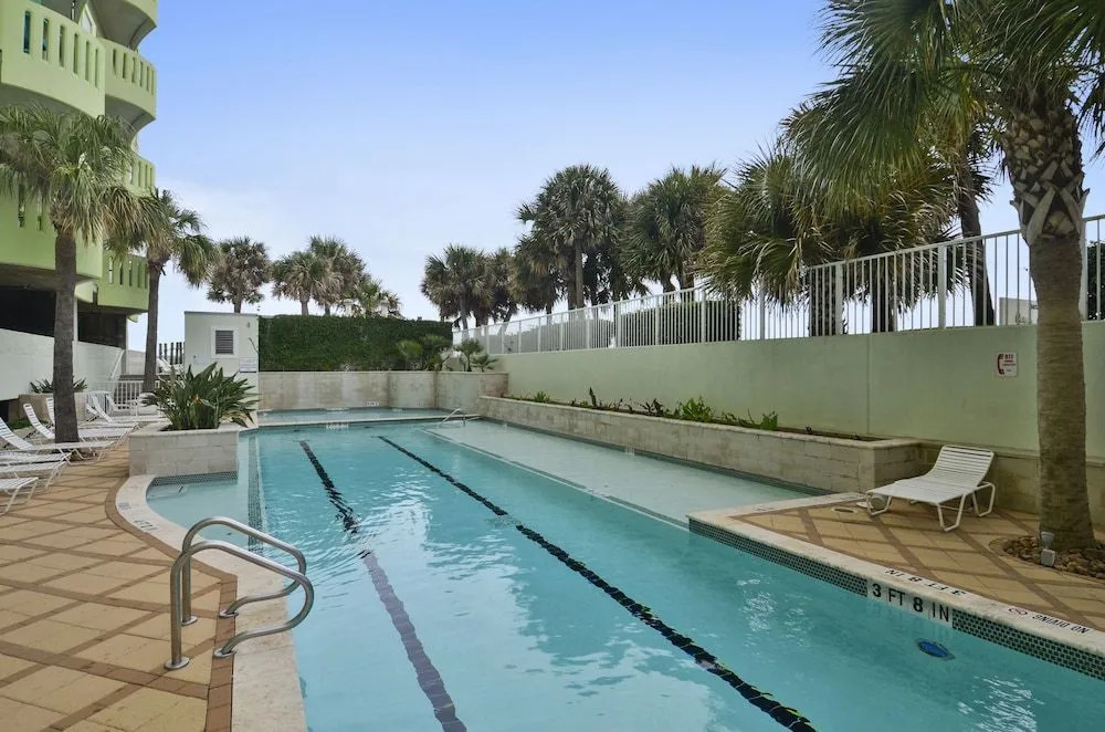 Seawall Condo with Birds Eye Views by RedAwning