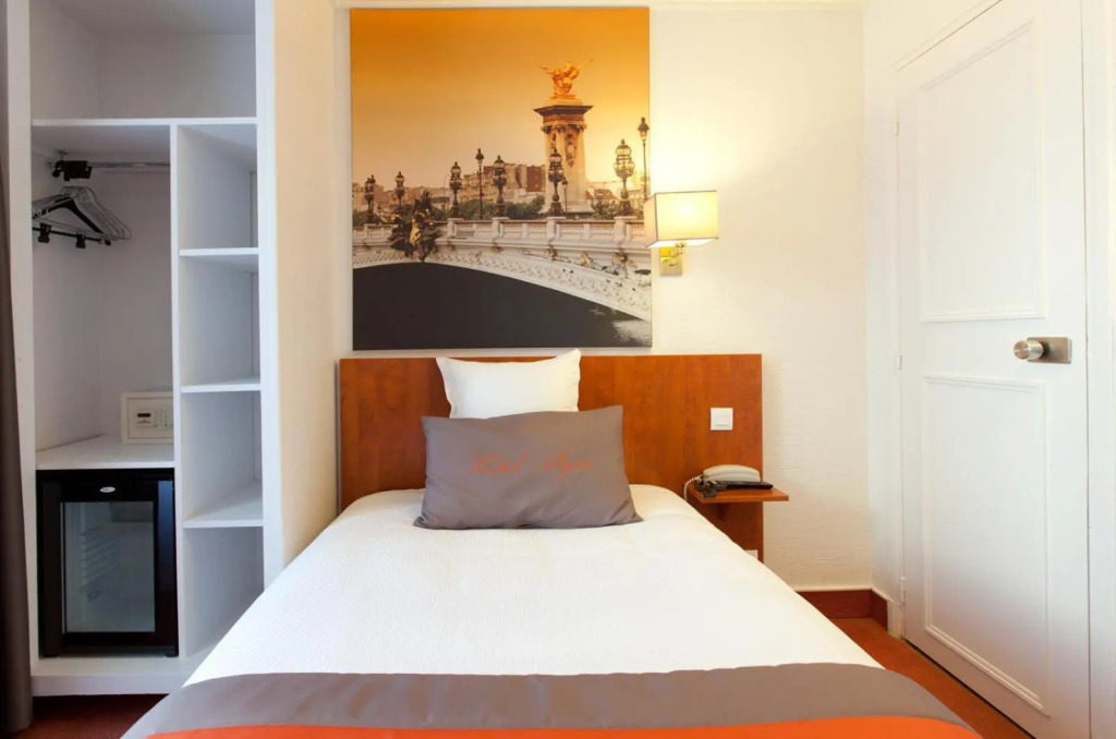 Alyss Saphir Cambronne Eiffel