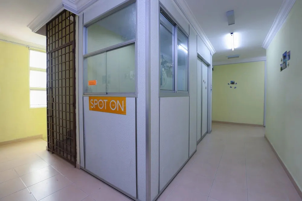 SPOT ON 89857 Azra Inn Rumah Tumpangan