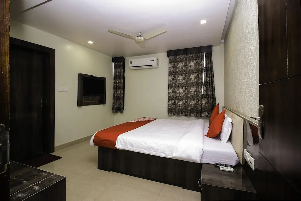 Hotel Galaxy Palace By OYO Rooms