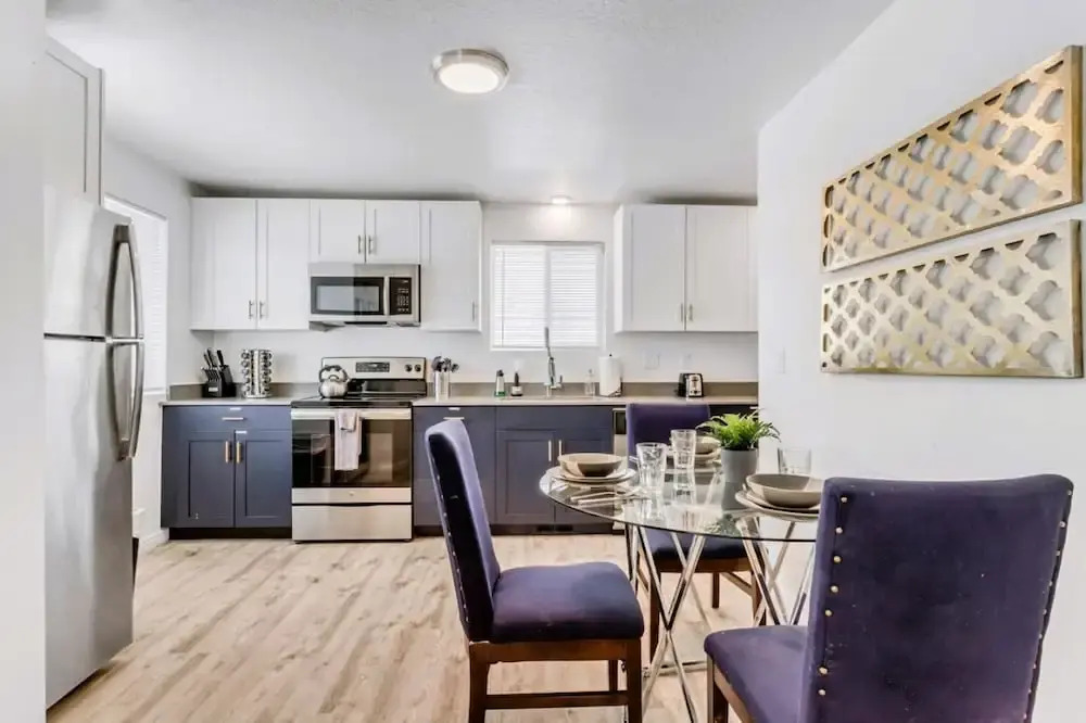 Charming 2BR w King Queen Close to SLC