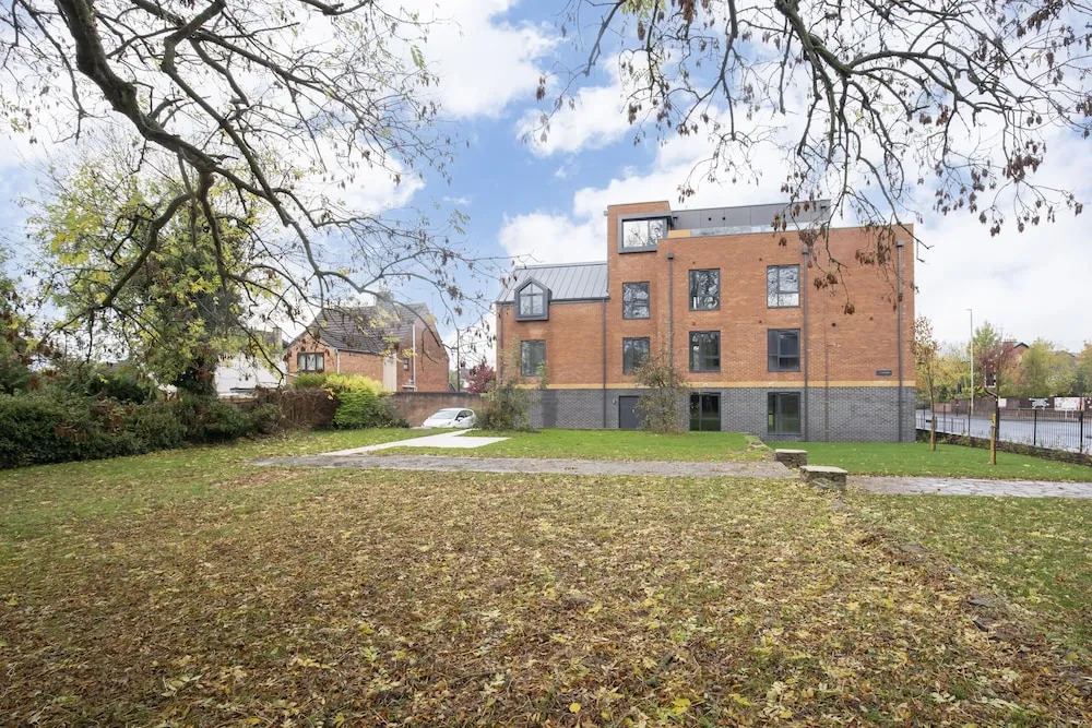 Elliot Oliver - Luxurious 2 Bedroom Apartment With Parking