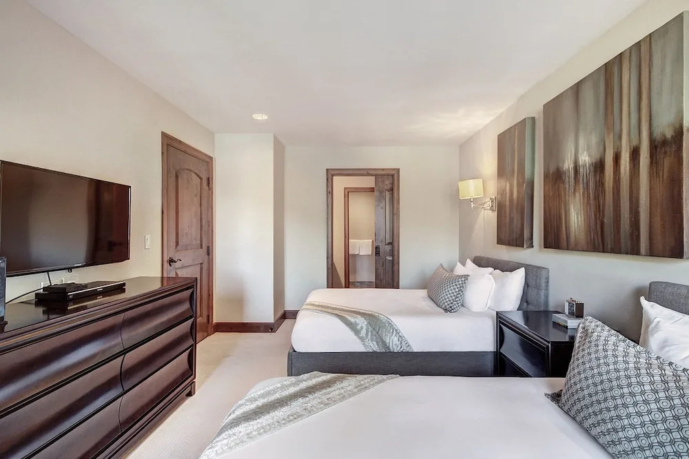 Chic 2 BR+Den Ritz-Carlton Condo with Valley Views by RedAwning - Save 20% on 7+ Nights!