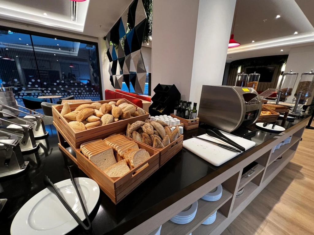 Holiday Inn Express - Madrid - Airport by IHG