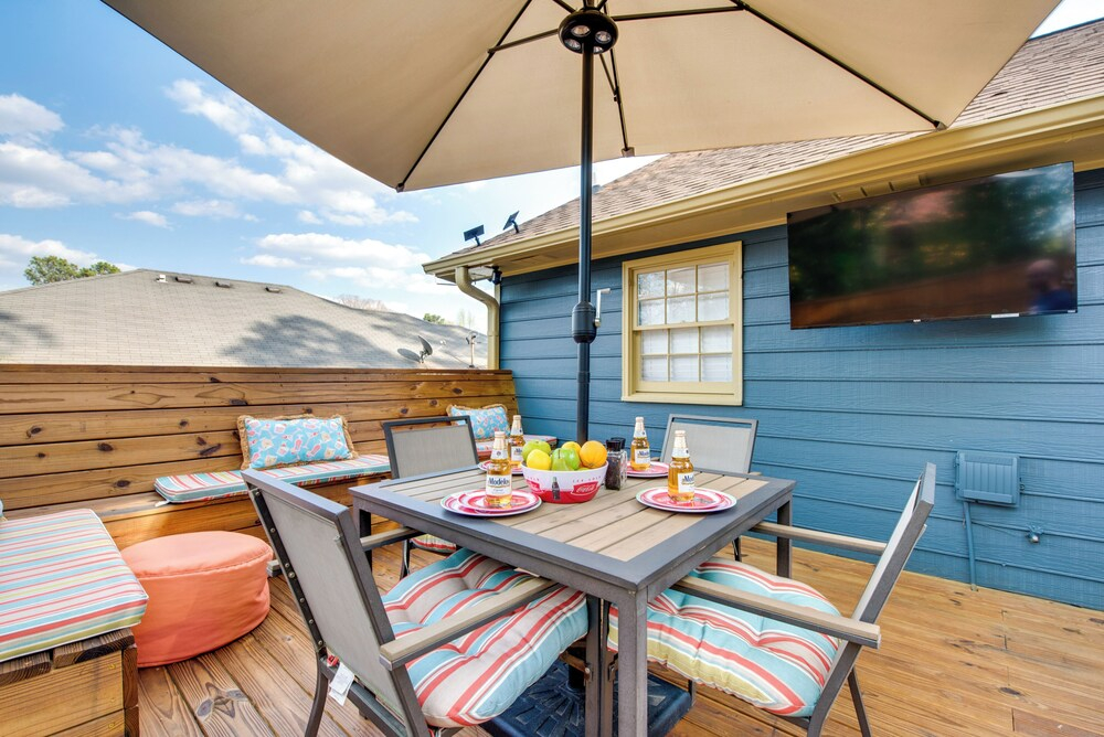 4 Mi to Airport: Atlanta Home w/ Deck & Hot Tub