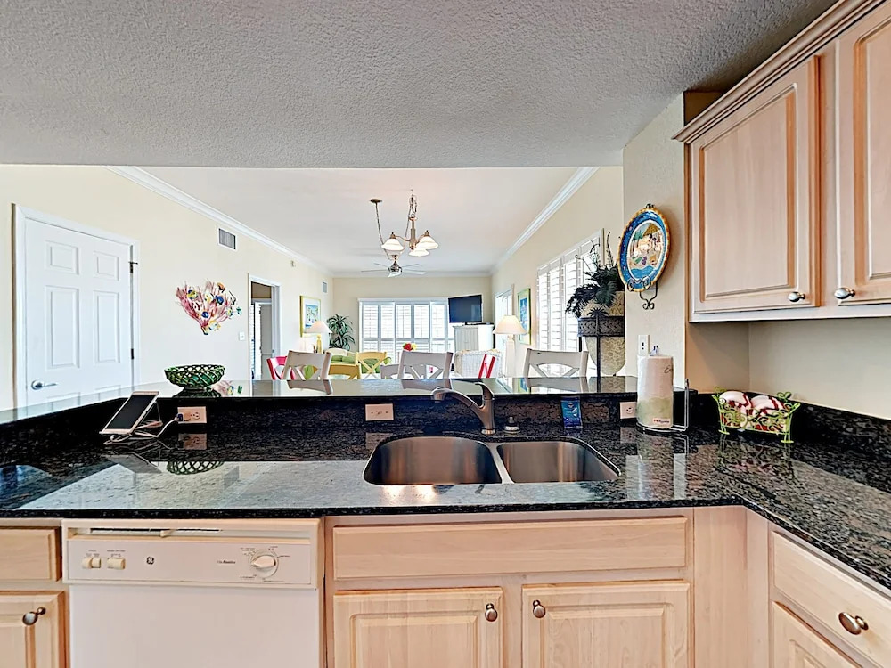 931 W Beach Blvd Condo by RedAwning