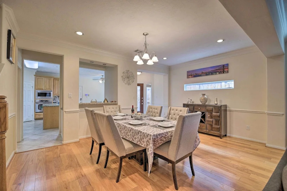 2,500 Sq Ft Townhome - Walk to Central River Oaks!