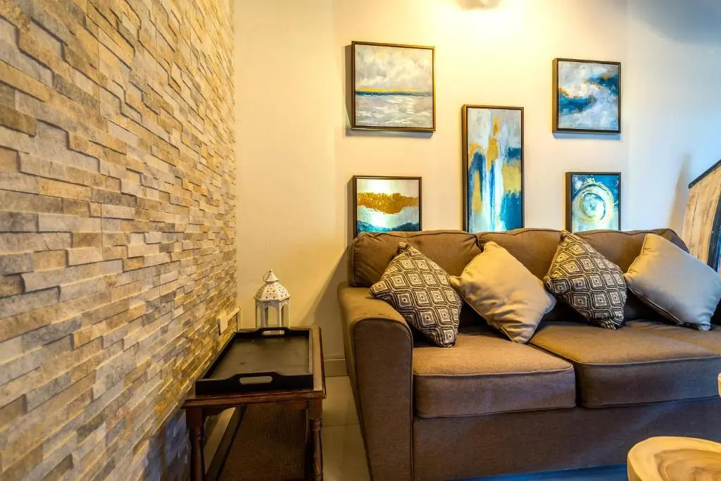 Apartment With Charming Patio+ BBQ Near Beach! Free Util's