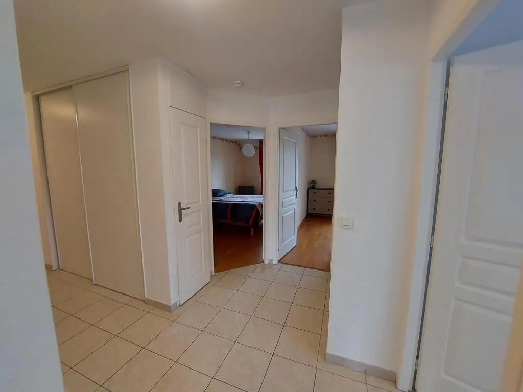 Au cœur de St Jorioz, spacieux appartement avec terrasse et vue montagne.