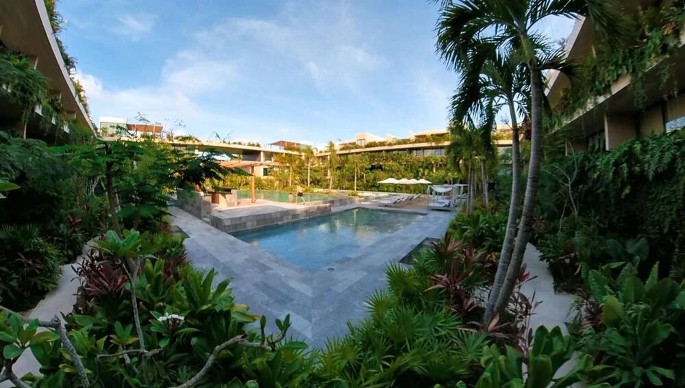 Light Filled And Stylish Studio Private Balcony Pool View Free Shuttle to the Beach Club Gym