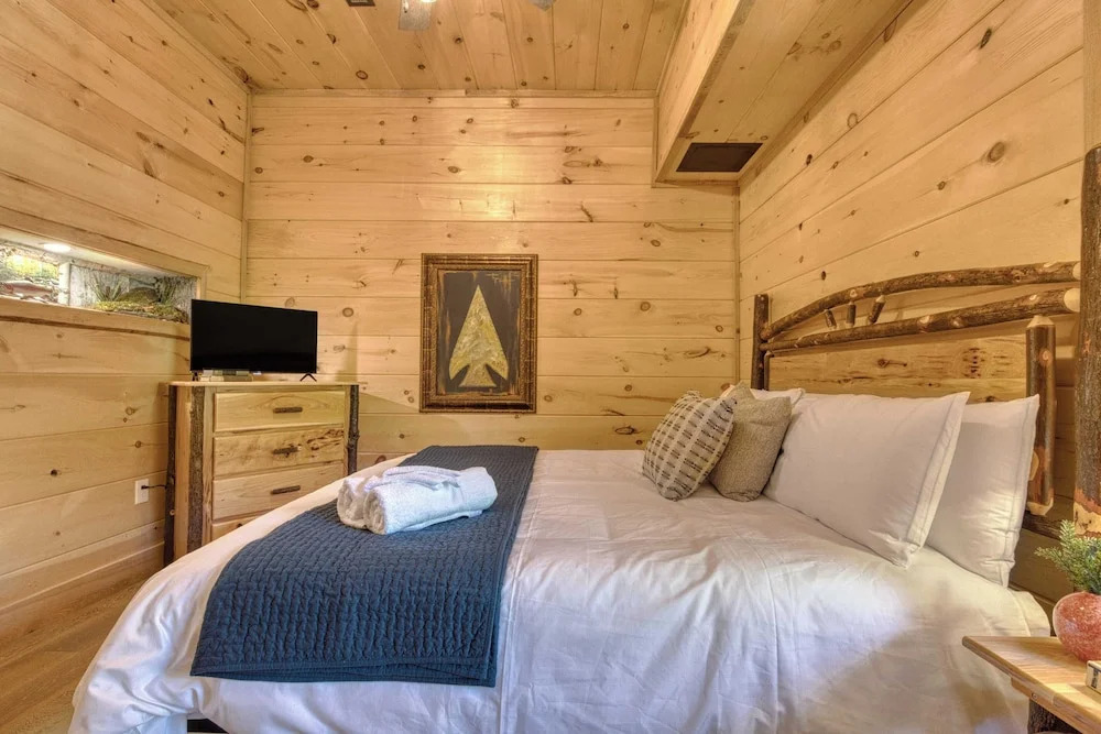 Birch Lodge by Avantstay Indoor Pool, Theater, Game Room & Stunning Views!