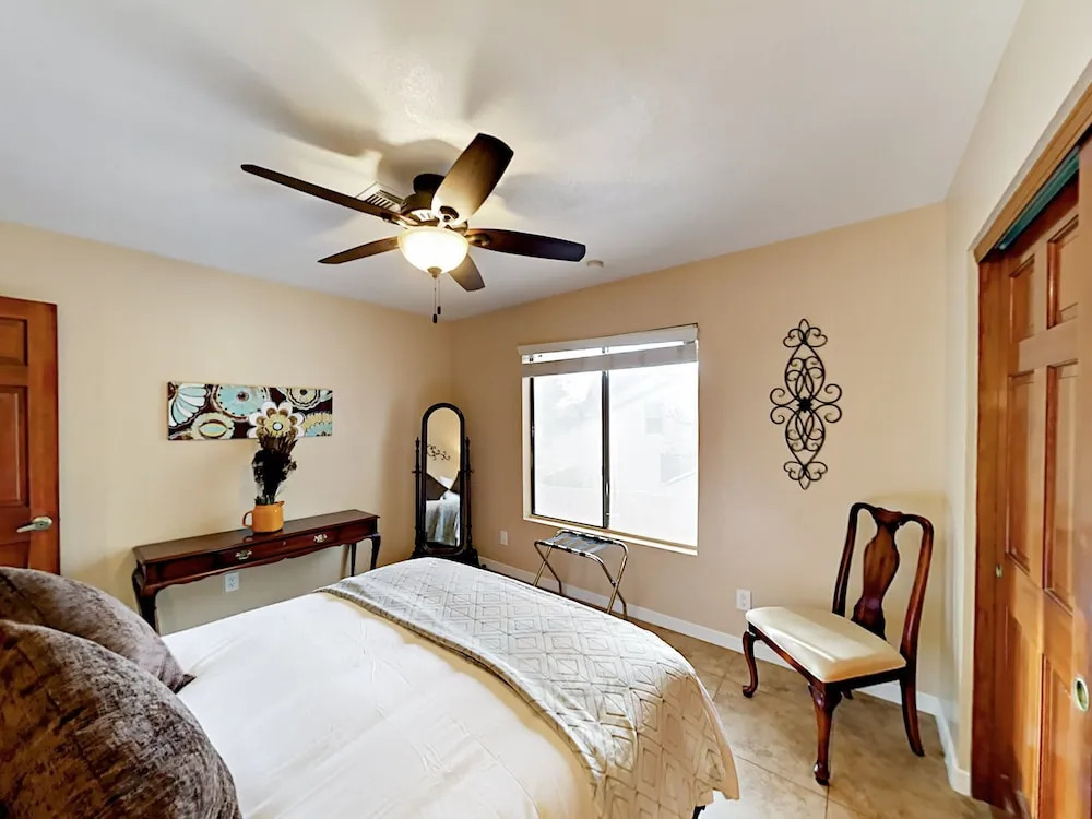 Inviting Central Scottsdale Stunner - 5 Br Home
