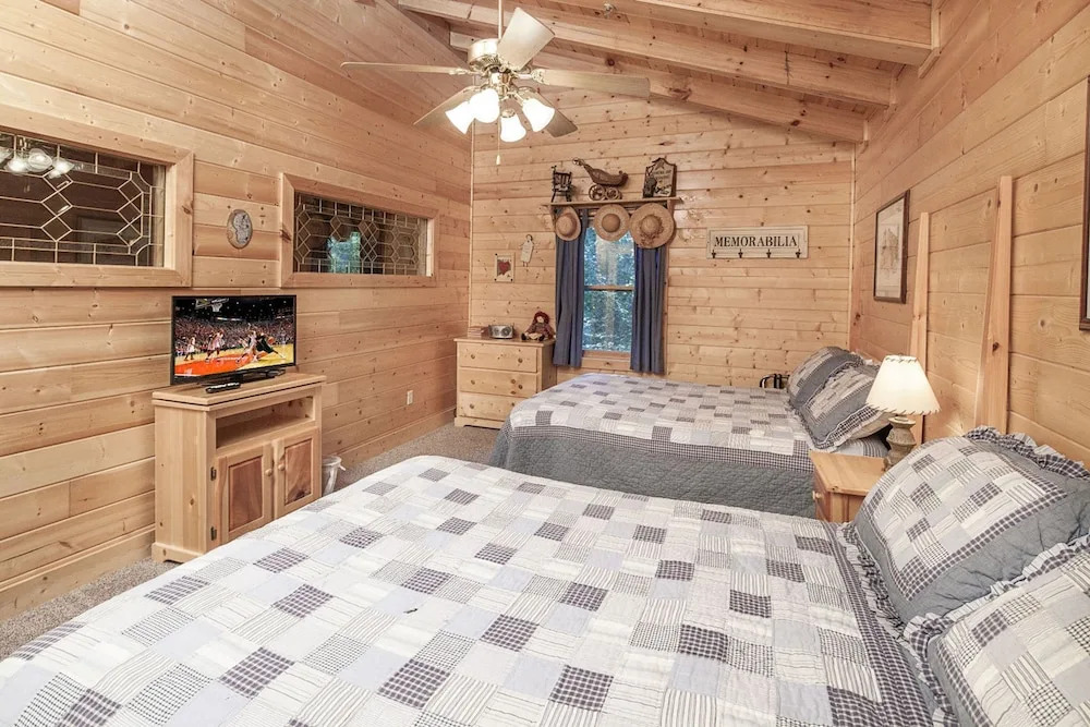 Bear Right Inn by Heritage Cabin Rentals