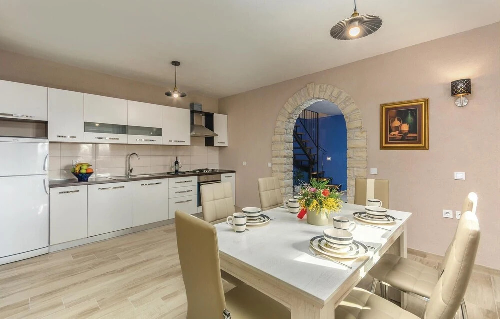 Beautiful Home in Katun With Wifi and 3 Bedrooms