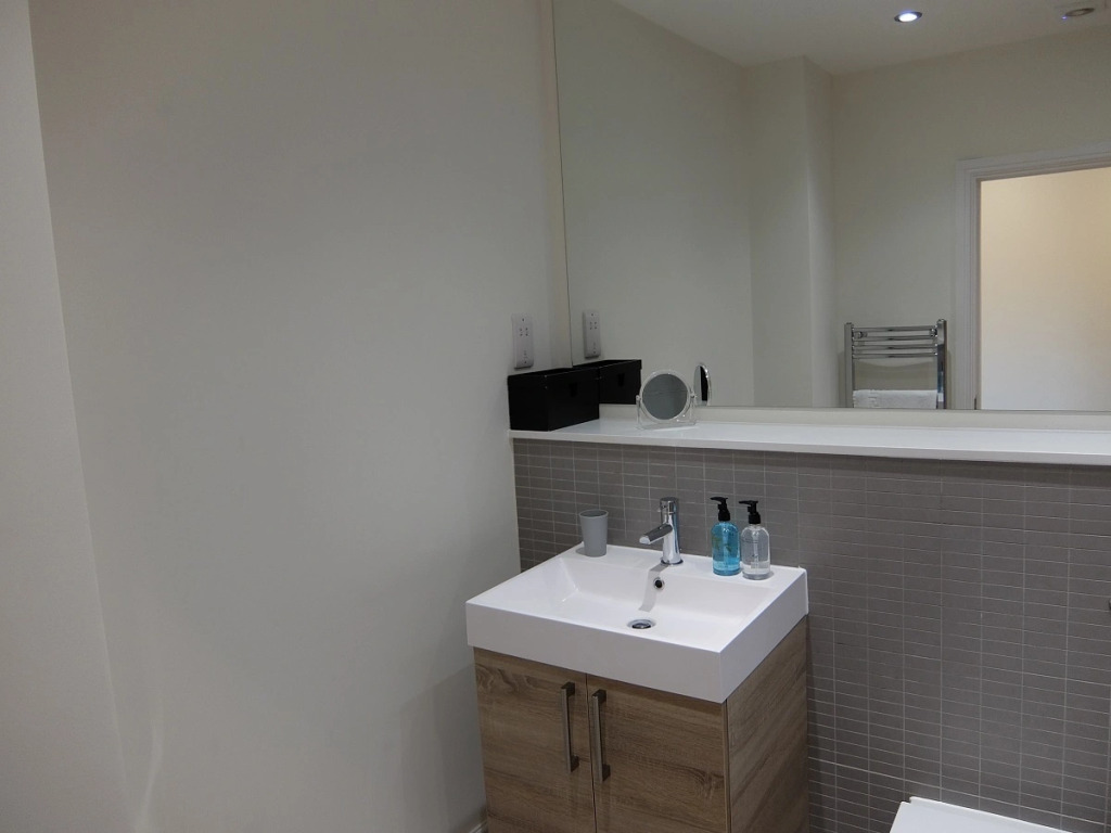 Twickenham Evergreen House by Vantage Apartments